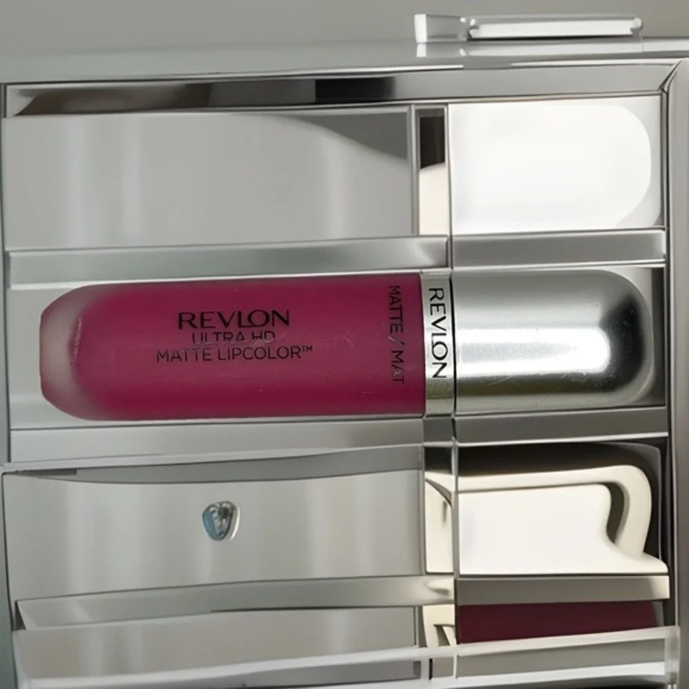 Revlon Ultra HD Matte Lip‎ Color HD Obsession 605 Pink Bold Vibrant Fuchsia New